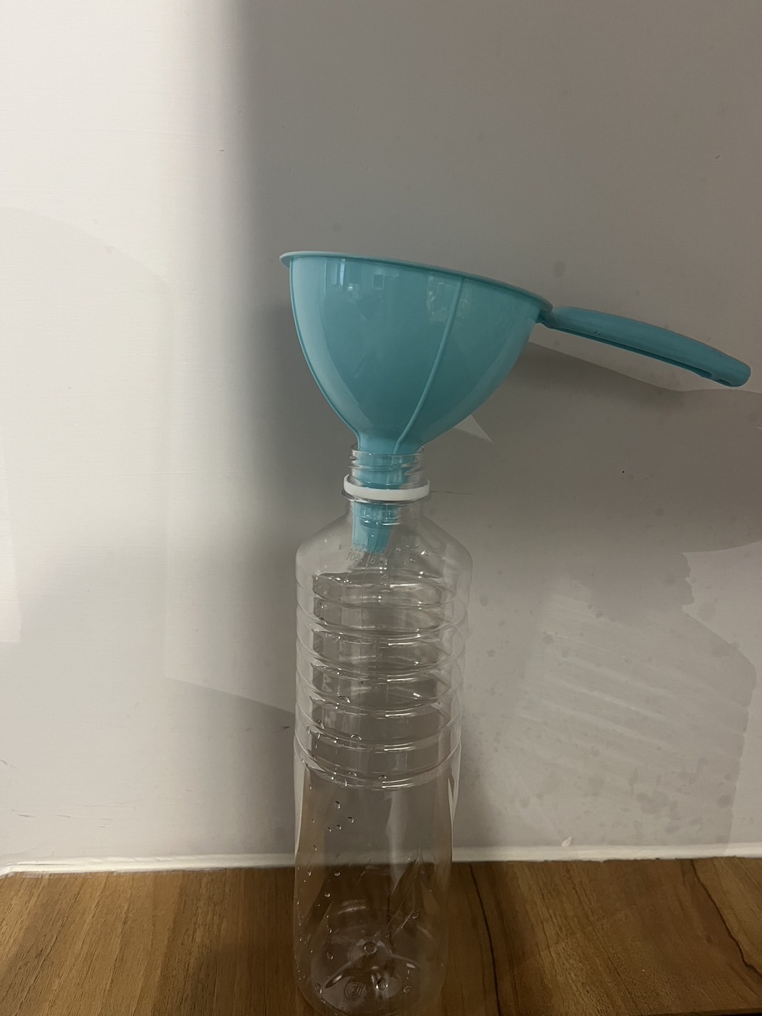 倒油進瓶…第1張